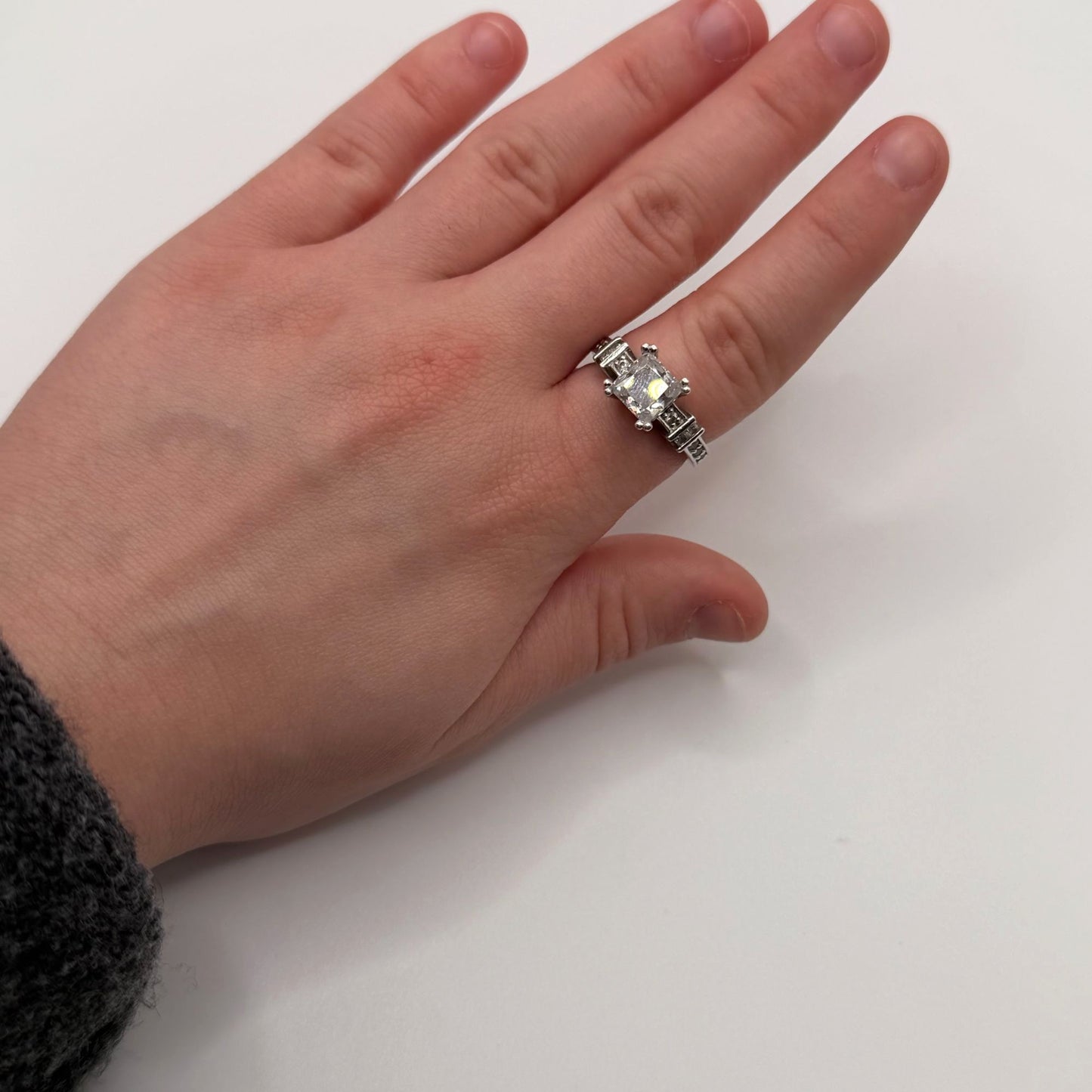 925 Sterling Silver Ring With Clear Gemstone Size 7.5