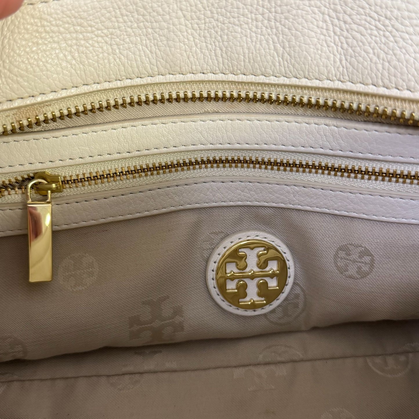 Tory Burch Ivory Leather Shoulder Bag With Gold Chain Strap & Tassel Details