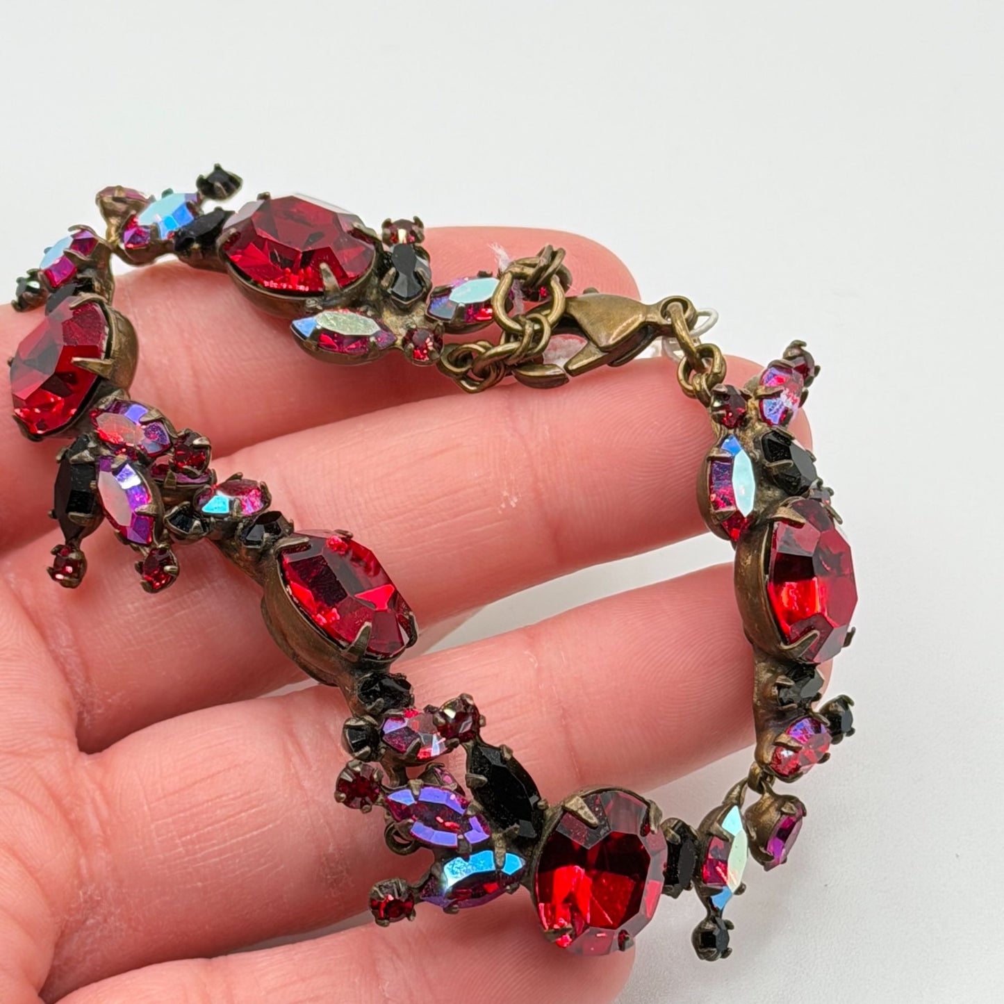 Sorrelli Classic Clover Bracelet With Red Swarovski Crystals & Antique Gold-Tone