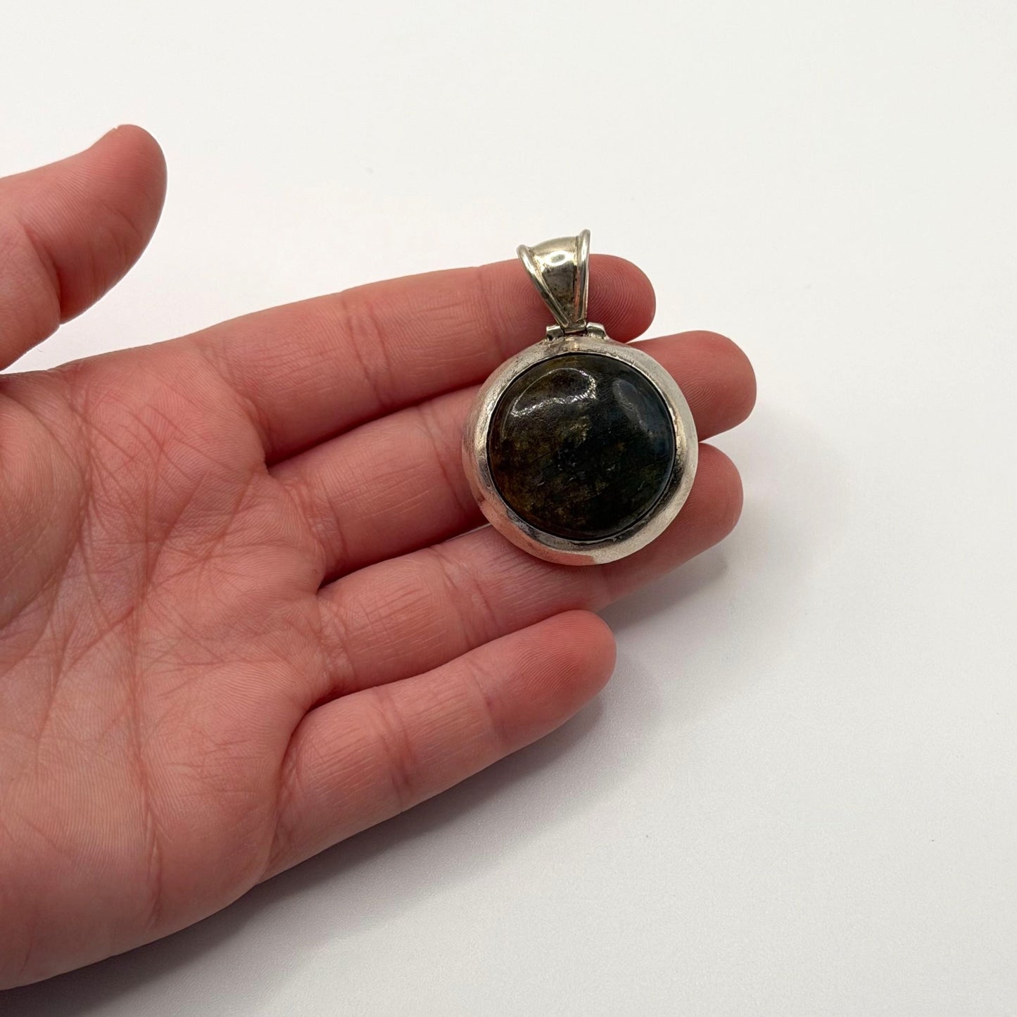Labradorite Gemstone 925 Sterling Silver Round Pendant