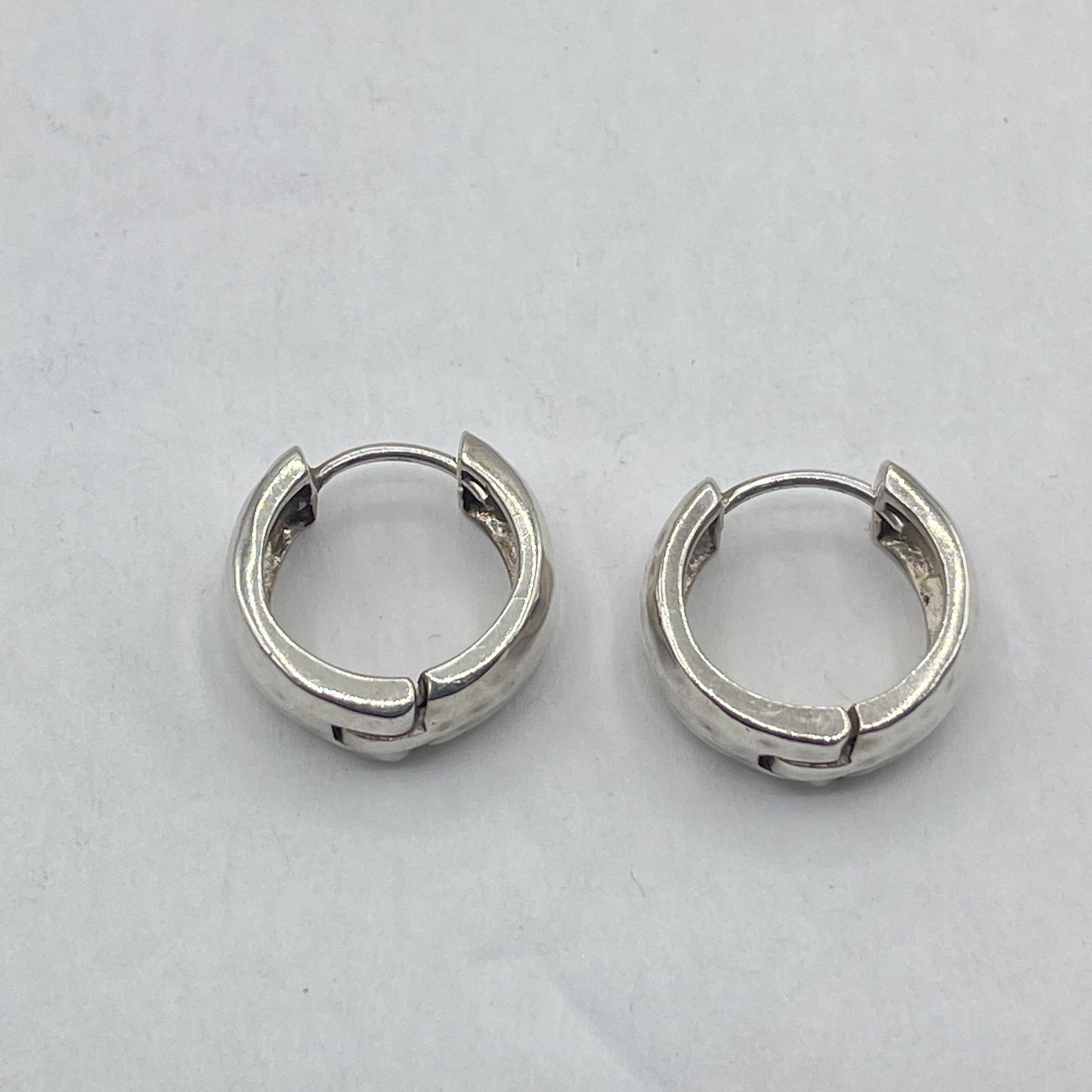 Silpada Rare Find 925 Sterling Silver Hammered Hoop Earrings Small