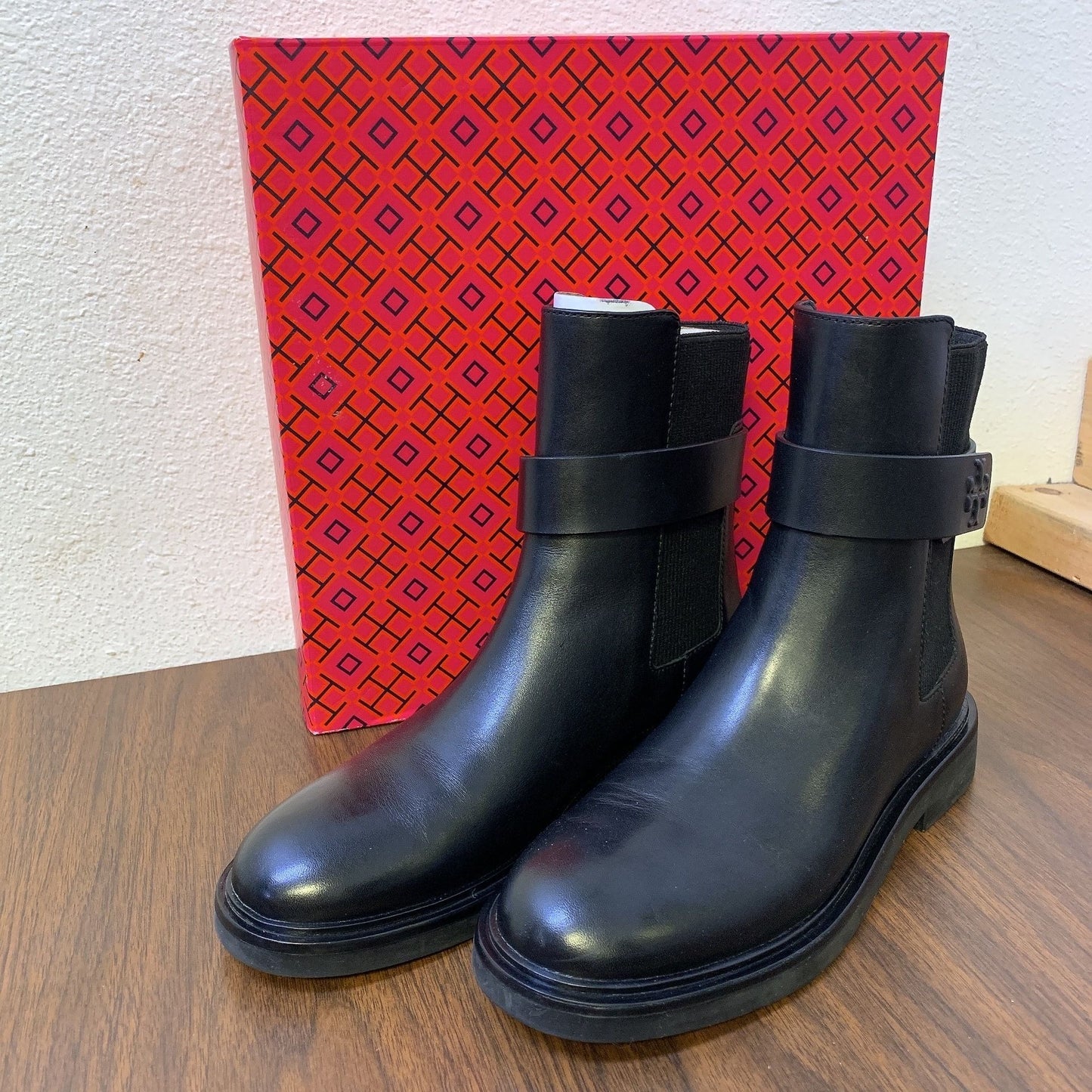 New Tory Burch Black Leather Chelsea Boots 7M With Logo Strap & Elastic Sides