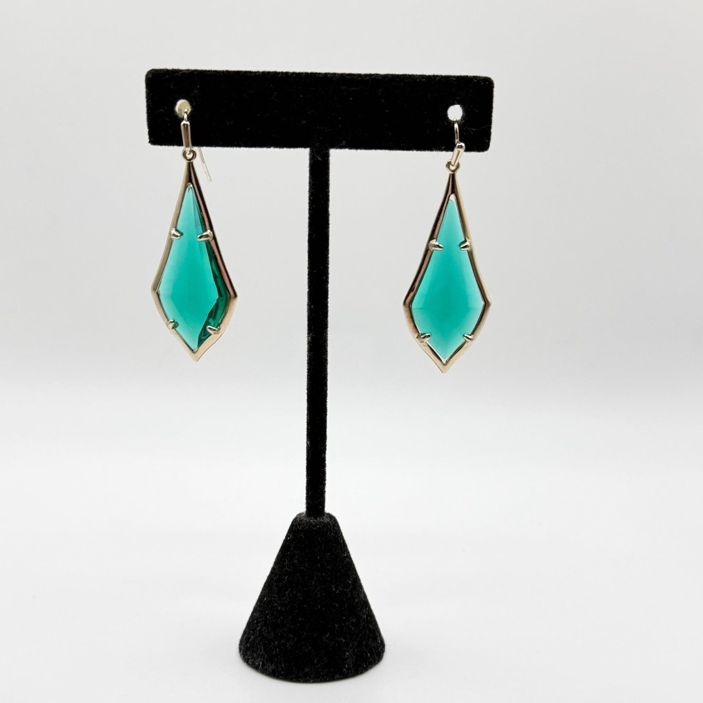 Kendra Scott Green Faceted Drop Earrings In Gold-Tone