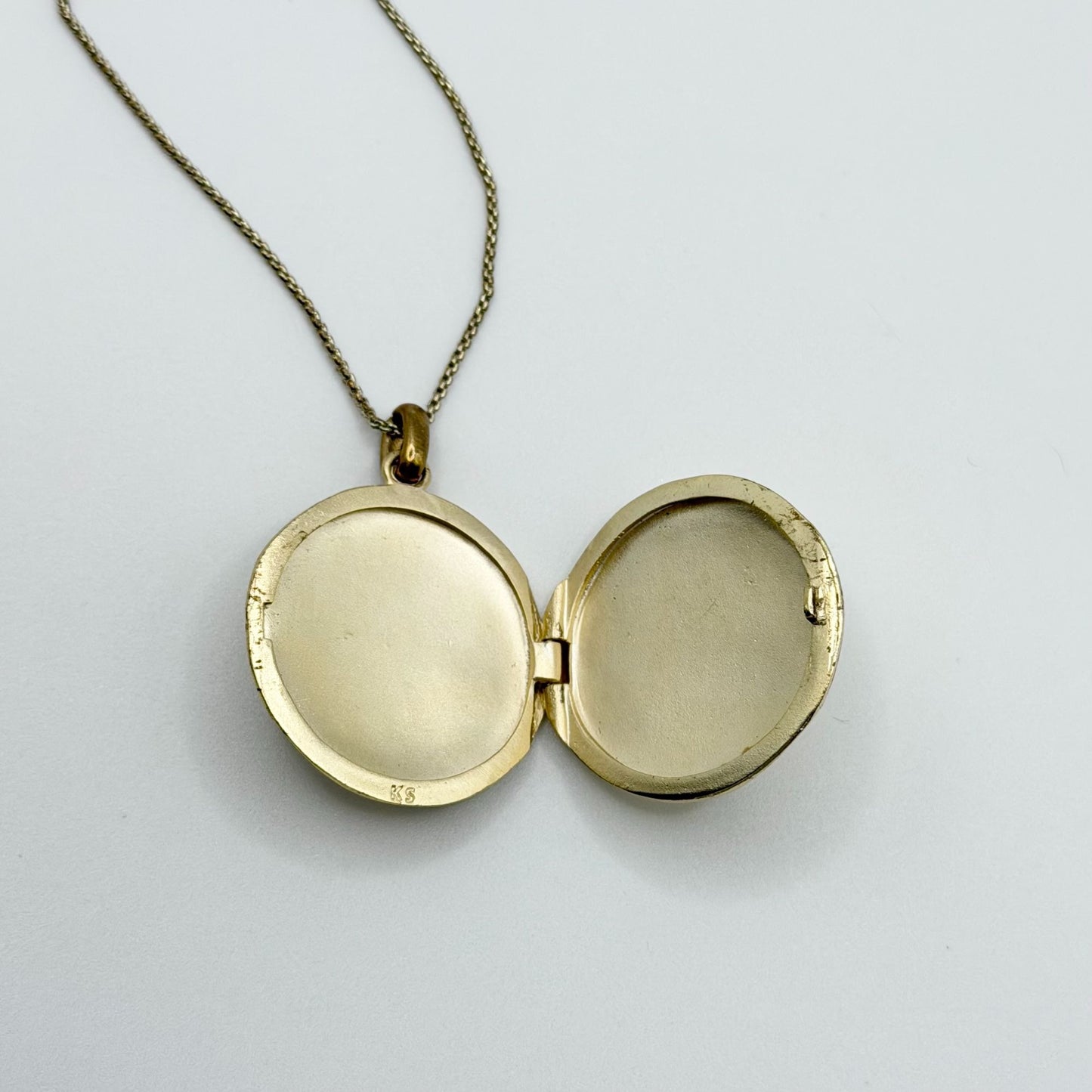 Kendra Scott Gold-Tone Locket Necklace With Adjustable Chain Circular Pendant