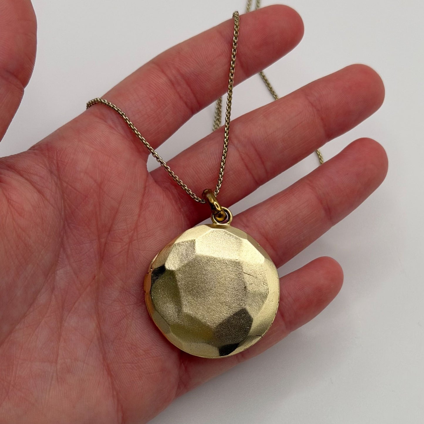 Kendra Scott Gold-Tone Locket Necklace With Adjustable Chain Circular Pendant